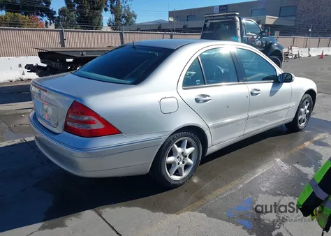 2002 Mercedes-Benz C 240 из США, поврежденный, VIN WDBRF61J62F169485